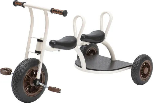 Betzold Dreirad Buddy – Ideal für gemeinsame Fahrten - Das Betzold Dreirad Buddy bietet Platz für zwei Kinder und fördert spielerisch Motorik und Kommunikation. Mit robustem Stahlrahmen, bequemen Sitzen und leisen Reifen ist es perfekt für den langfristigen Einsatz im Freien oder drinnen.
