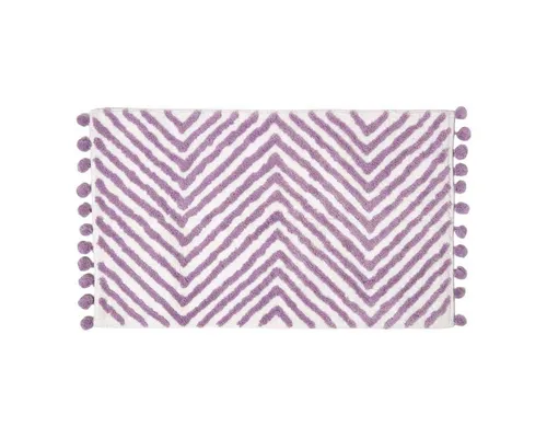 Homescapes Flieder-lila Badematte Zickzack 50x80 cm - Badematten & Badteppiche, flauschig weiche Baumwolle im Chevron-Design mit verspielten Pompons. Super saugfähig und warm auf kalten Fliesen – der perfekte Stil- und Komfortbegleiter für Ihr Bad.