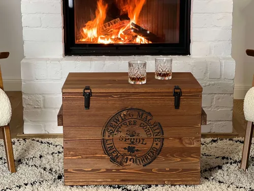 Massiver Truhentisch aus Holz - Vintage Couchtisch - Tische & Stehtische, stabiler Truhentisch aus FSC-zertifiziertem Massivholz mit Stauraum und klappbarer Platte, ideal für ein stilvolles Wohnzimmer.