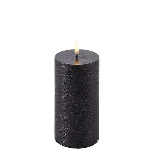 Uyuni LED Stumpenkerze 7,8x15cm Forest Black - Die Uyuni LED Stumpenkerze vereint modernes Design mit traditionellem Kerzenflair. Ihre echte Wachsoberfläche und die realistische 3D-Flamme sorgen für ein stimmungsvolles Licht, ideal für gemütliche Abende ohne Rauch und Ruß.
