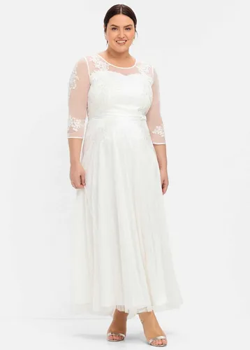 sheego Hochzeitskleid 329213_58 – Elegantes A-Linien Design - Wunderschönes Hochzeitskleid mit Spitzenapplikationen und transparenten Ärmeln. Der tiefe V-Ausschnitt und der schwingende Rock sorgen für eine feminine Silhouette und ein unvergessliches Tragegefühl.