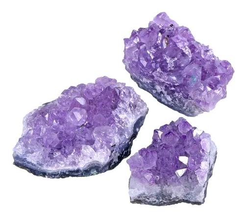 Amethyst Kristalle 3er Set - Naturbelassene Drusenstücke aus Uruguay, ideal zum Aufladen von Edelsteinen und für Meditation. Inklusive praktischem Baumwollbeutel und Edelsteinkarte für optimale Nutzung.
