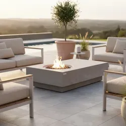 Elementi Feuertisch Metropolis Hellgrau - Eleganter Feuertisch in hellgrauer Travertin-Optik, ideal für stilvolle Sommerabende im Freien. Mit einfacher Plug & Play-Installation für sofortigen Einsatz. Perfekt für Ihre Terrasse oder Garten.