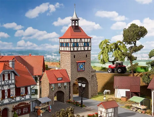 Faller 130406 H0 Stadttor mit Torhaus - Detailreiches Stadttor mit Torhaus und Altstadtmauerteil, ideal für Car System Fahrzeuge und perfekt für die Gestaltung von Modelllandschaften.