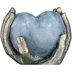 GILDE Deko Skulptur Herz in Händen - Moderne Statue für Wohnzimmer, aus hochwertigem Poly mit bronzefarbenen Händen, perfekte Geschenkidee für besondere Anlässe wie Geburtstage oder Weihnachten.