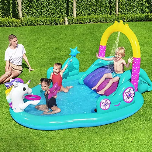 Bestway 53097 Wasserspielcenter Magisches Einhorn - Spaß für die ganze Familie - Swimmingpools mit doppelter Rutsche und Wassersprinkler für unvergessliche Spielstunden. Strapazierfähiges PVC und 220 Liter Wasserkapazität sorgen für langanhaltenden Spaß.