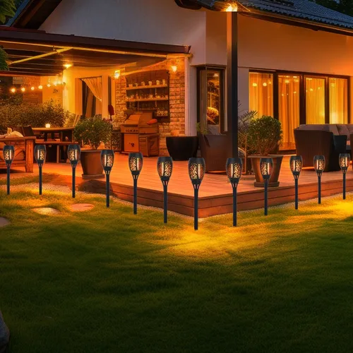Solar Flammen Fackeln Gartenleuchte - 12er Set mit Feuereffekt - Lampen für Außen mit integriertem Feuereffekt, solarbetrieben und bis zu 8 Stunden Leuchtdauer. Ideal zur stimmungsvollen Beleuchtung Ihres Gartens, spritzwassergeschützt und ohne Stromanschluss.