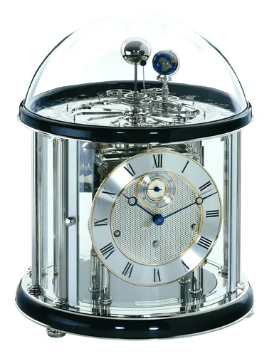 Hermle Tischuhr mit Tellurium-Funktion - Tischuhr mit 8-Tage Westminster-Schlagwerk, zeigt den Umlauf von Erde und Mond sowie die Mondphasen an, ideal für Liebhaber mechanischer Uhren.