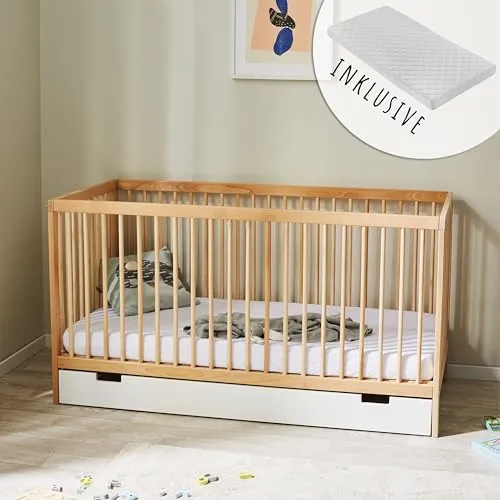 Kids Collective Babybett 60x120 cm - höhenverstellbar & mit Schublade - Praktisches Babybett aus Buchenholz mit herausnehmbaren Sprossen, inkl. atmungsaktiver Matratze und Schublade für Ordnung im Kinderzimmer. Hergestellt in der EU, sicher und stabil.