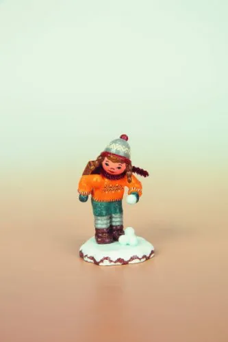 Hubrig Volkskunst Zschorlau Schulmädchen Figur - Sammelfigur Hubrig Winterkinder, handbemalt und liebevoll gestaltet. Verleihen Sie Ihrem Zuhause eine festliche Atmosphäre mit diesem einzigartigen Holzfigürchen!