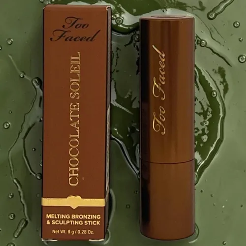 Too Faced Chocolate Soleil Stick Creamy - Bronzer & Sculpting Stick - Chocolate Espresso (8 g) - Cremiger Bronzer-Stick für ein natürliches Finish und müheloses Konturieren des Gesichts. Die leicht blendbare Formel sorgt für einen strahlenden Glow und ist perfekt für den täglichen Einsatz.