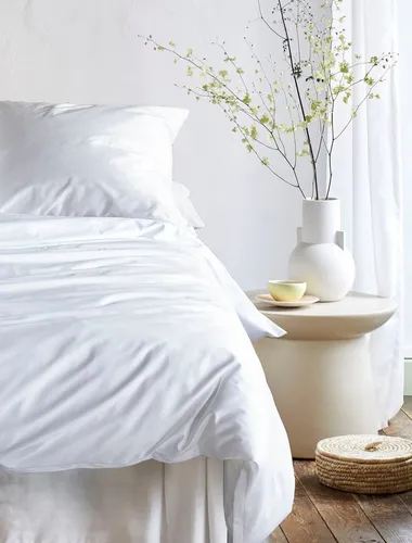 Xxxl Bettwäsche Weiß 200x200 cm - Edel glänzende Satin-Bettwäsche aus 100% Baumwollsatin, bügelleicht und hautfreundlich. Ideal für allergikergeeignete Erholung mit Oeko-Tex® Gütesiegel.