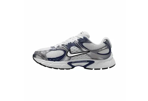 Nike Sportswear V5 RNR Sneaker - Weiß 45,5 EU - Sportlicher Sneaker im Y2K-Design, ideal für jeden Anlass. Mit bequemer Cushlon-Dämpfung und rutschfester Gummisohle für optimalen Tragekomfort.