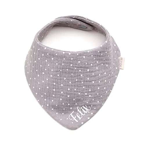 AngelicArt Personalisiertes Dreieckshalstuch aus Baumwolle, Halstuch für Jungen, Mädchen, Unisex, mit Druckknopfverschluss, in verschiedenen Farben mit Wunschnamen-Musselin gepunktet (Grau)