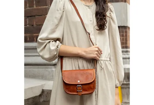 Gusti Leder Handtasche Mary XS - Kleine Umhängetasche aus vegetabil gegerbtem Ziegenleder mit 5 Fächern und rückseitigem Reißverschlussfach für optimale Organisation. Ideal für Outfits im Vintage-Look!