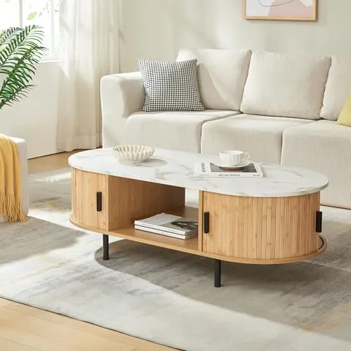 Couchtisch ‘Tvedestrand’ mit Schiebetüren – Marmorweiß/Natur, 120 x 55 x 40 cm - Stilvoller Couchtisch mit zwei eleganten Schiebetüren und großzügigem Stauraum. Pflegeleichte Oberfläche und stabiler Stand durch vier Metallbeine – ideal für jedes Wohnambiente.