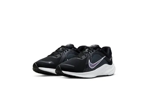 Nike QUEST 5 Laufschuh schwarz 36,5 EU - Sportliche Laufschuhe für Herren, ideal für Läufer mit neutralem Gang. Fällt klein aus, bitte eine Größe größer bestellen. Robustes Textil-Obermaterial und rutschfeste Gummisohle für besten Halt.