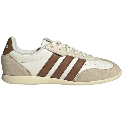 ADIDAS Damen Freizeitschuhe BARREDA LO – Klassischer Style - Inspiriert vom zeitlosen Terrace-Look, vereinen diese adidas Freizeitschuhe klassischen Stil mit modernem Flair. Strapazierfähiges Obermaterial und anpassbare Passform für höchsten Komfort im Alltag.