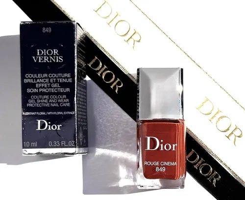 Dior Vernis 849 Rouge Cinema - Hochwertiger Nagellack - Make-up - Dior Vernis 849 Rouge Cinema (10 ml) bietet langanhaltende Farbe und Glanz für perfekte Nägel, ideal für jeden Anlass.