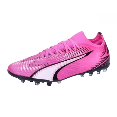 PUMA Herren Ultra Match MG Fußballschuh, Poison PINK White Black, 45 EU - Fußballschuhe mit niedrigem Strickkragen für optimalen Knöchelhalt, aus mindestens 20 % recycelten Materialien, ideal für umweltbewusste Spieler.