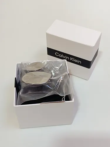 Calvin Klein CK REFLECT Ohrringe für Damen - Moderne asymmetrische Ohrringe aus präzisionspoliertem Edelstahl, die jedem Outfit eine faszinierende Note verleihen. Ideal für den täglichen Gebrauch mit einem sicheren Schmetterlingsverschluss.