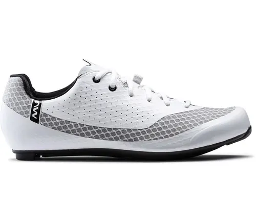 Northwave Mistral Rennradschuhe Weiß 45 – Leichte und belüftete Performance - Herren-Rennradschuh mit atmungsaktivem 3D-Mesh-Obermaterial und steifer Carbonsohle (Steifigkeitsindex 12) für effiziente Kraftübertragung. Ideal für warme Tage und lange Fahrten.