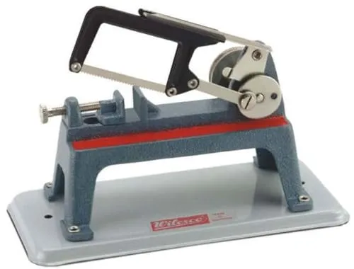 Wilesco 600 Bügelsäge - Präzise Bügelsäge von Wilesco für feine Schnitte, ideal für Handwerksprojekte und Modellbau. Robuste Bauweise und ergonomischer Griff sorgen für eine komfortable Handhabung.