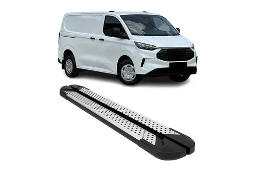 OMAC Kfz-Schmutzfänger für Ford Tourneo Custom 2023-25 L1 Silber - 2x Trittbretter - Fahrzeugspezifische Aluminium Trittbretter für den Ford Tourneo Custom. Rutschfestes Design und hohe Stabilität bieten Sicherheit beim Ein- und Aussteigen. Schützen Sie Ihre Karosserie effektiv und verleihen Sie Ihrem Fahrzeug einen sportlichen Look.
