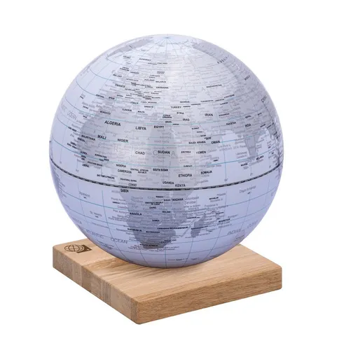 TROIKA Globus EXPLORER 360° - Eleganter Globus mit 25 cm Durchmesser, gefertigt aus nachhaltigen Materialien. Der magnetische Sockel aus Eichenholz sorgt für Stabilität und einen stilvollen Akzent in jedem Raum. Ideal für Designliebhaber, die Wert auf Ästhetik legen.