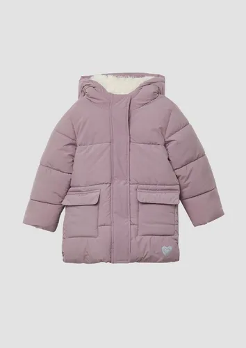 s.Oliver RED LABEL Regular Fit Steppjacke in Flieder mit Reflektoren-Print - Funktionsjacken mit bequemer Passform, Fleece-Innenfutter für Wärme und Reflektoren-Print für bessere Sichtbarkeit im Alltag.
