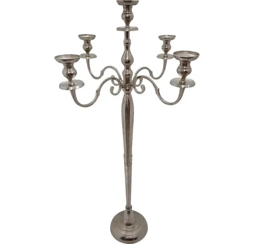 Lesli Living Kerzenständer Brush silber 144cm 5-armig - Eleganter 5-armiger Kerzenständer aus hochwertigem Aluminium, 144 cm hoch, mit langlebiger Raw-Nickel-Finish-Beschichtung. Ideal für stimmungsvolle Lichtakzente in modernen und klassischen Einrichtungen.