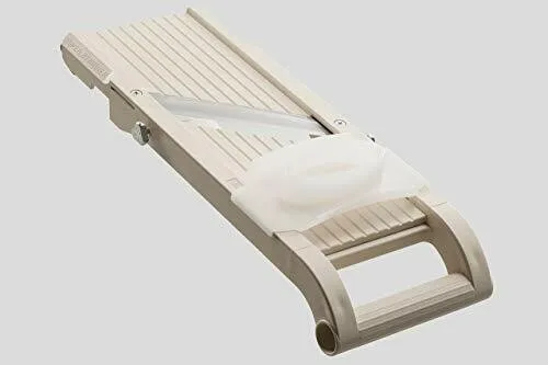 Super Benriner No 95 - Japanischer Mandolinenschneider - Schäler & Zerkleinerer mit einstellbarer Dicke für präzise Gemüseschneidungen, ideal für kreative Kochprojekte.