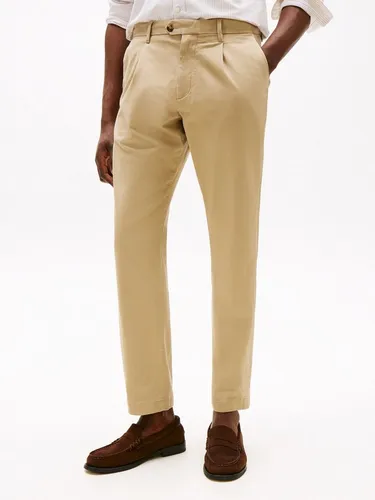 Tommy Hilfiger HARLEM CHINO SATIN Herren Chinohose, Gr. 32, Länge 34, braun (camel) - Herren-Stoffhose im Relaxed Fit von Tommy Hilfiger. Pflegeleichtes Material mit Bundfalten und gerader Beinform, ideal für lässige Freizeit-Outfits.