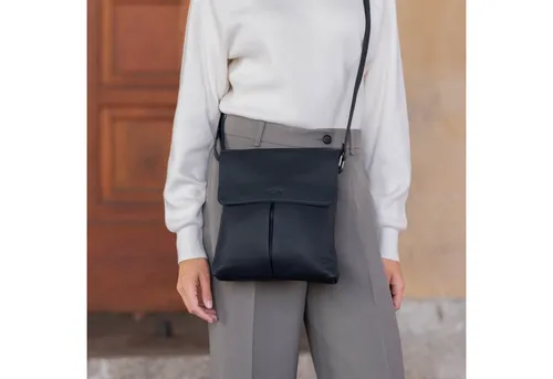 Gusti Leder Umhängetasche Veha – Blaue Handtasche aus Rindsleder - Moderne Umhängetasche in Blau mit zwei Vordertaschen – ideal für den Alltag. Aus leichtem, robustem Rindsleder gefertigt und fair produziert in Indien.