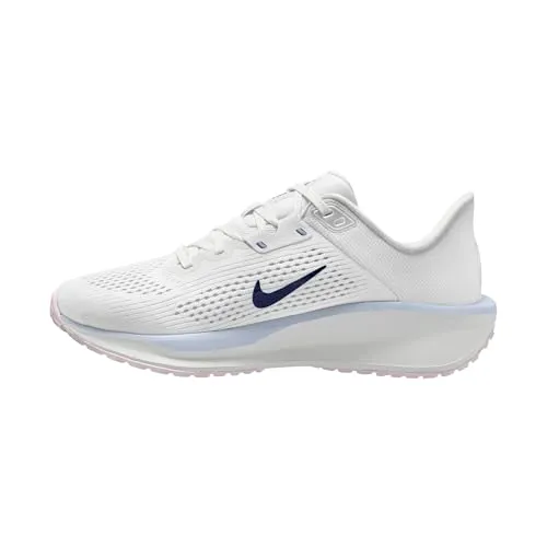 Nike Quest 6 Straßenlaufschuh für Damen, White/Blue Void-Pearl Pink-Work Blue, 40 EU (W 8.5 US) - Vielseitiger Straßenlaufschuh mit optimaler Passform und hohem Komfort. Das strukturierte Obermaterial sorgt für exzellenten Grip und präzise Ballkontrolle auf allen Oberflächen.