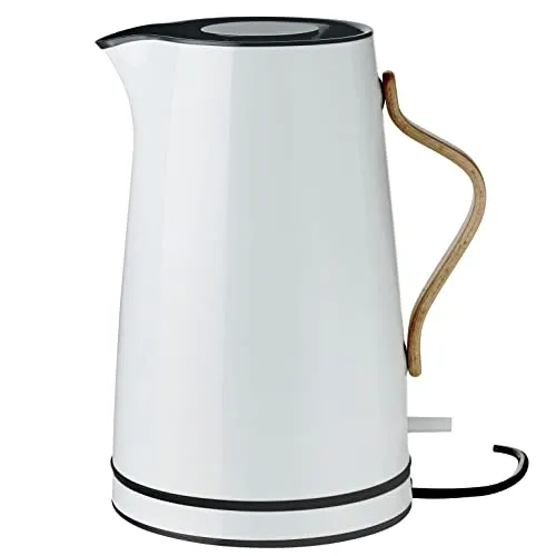 Stelton Emma Wasserkocher 1.2 l - Skandinavisches Design - Wasserkocher mit modernem skandinavischen Design und 1,2 l Fassungsvermögen. Ergonomischer Buchenholzgriff, schnelle Heizfunktion und Sicherheitsmerkmale für eine einfache und sichere Nutzung.