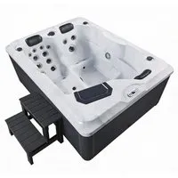 Outdoor Whirlpool Oasis mit Treppe