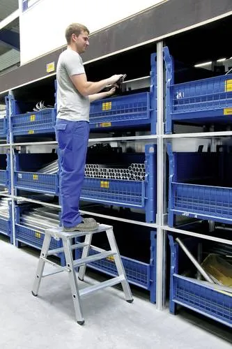 MUNK Klapptritt 50096 - Aluminium Arbeitspodest mit 4 Stufen - Leitern - Bis 150 kg belastbar, mit 2,93 m maximaler Arbeitshöhe und rutschhemmenden Fußkappen für optimale Sicherheit und Stabilität.