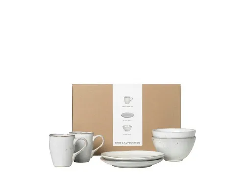 Broste Copenhagen Nordic Sand Breakfast Set für Zwei - Services: Exquisites Frühstücksset aus hochwertigem Steingut mit einzigartiger sandfarbener Optik, ideal für stilvolle Frühstücke und besondere Anlässe.