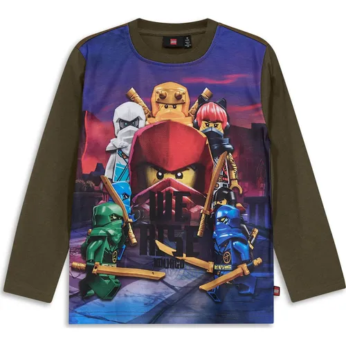LEGO NINJAGO T-shirt - Lwtaffy 613 dark olive (8026) 140 - Outdoor Longsleeves für Kinder, mit auffälligem Kai-Frontprint und hochwertigen Materialien für optimalen Tragekomfort und Abenteuerlust.