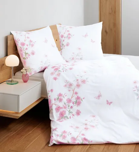 Janine Bettwäsche MOMENTS 98132 01, Mako-Satin mit Reißverschluss - Hochwertige Mako-Satin Bettwäsche MOMENTS aus 100% Baumwolle, kombiniert grafische und florale Designs für stilvolle Nächte. Der praktische Reißverschluss erleichtert den Wechsel und sorgt für Komfort.