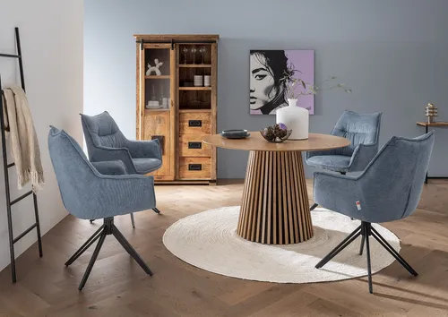 Indoormöbelset Diningsessel Ginosa blau & Tisch Oria natur rund 120cm - Esszimmer-Set mit 4x Ginosa Sessel und 1x runden Tisch (120 cm) aus Eichenholz. Elegantes Design mit drehbaren Sesseln für maximalen Komfort und stilvolle Geselligkeit.