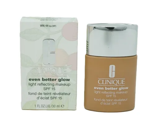 Clinique Even Better Glow Makeup SPF15 WN 44 Tea 30 ml - Grundierung mit lichtreflektierenden Eigenschaften, sorgt für einen strahlenden Teint und schützt die Haut mit SPF15.