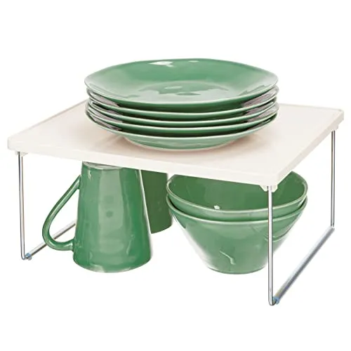 mDesign Küchenregal – Tellerregal für Arbeitsplatte und Küchenschränke – stapelbare Geschirrablage aus Kunststoff mit klappbaren Metallbeinen – cremefarben