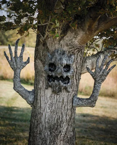 Horror-Shop Dekoobjekt Spukender Halloween Baumgeist - Gruselige Deko für Halloween! Dieser Baumgeist aus robustem Kunststoff sorgt für schaurige Stimmung in Ihrem Garten. Ideal zum Dekorieren und für unvergessliche Halloween-Partys.