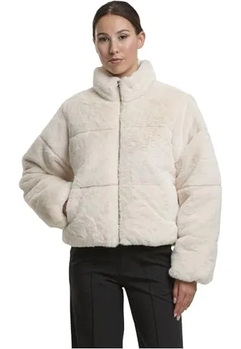 Urban Classics Damen Winterjacke Short Faux Fur Puffer Jacket - Stylische Kunstfelljacke im Puffer-Look, ideal für kalte Tage. Der hohe Kragen und die praktischen Taschen sorgen für Komfort und Funktionalität in jeder Situation.