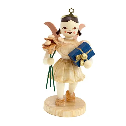 Kurzrockengel mit Blumengruß von Blank Kunsthandwerk - Sonstige Tischdekoration: Handgefertigte Dekofigur in Naturfarbe, ideal für eine liebevolle Dekoration oder als Geschenk.