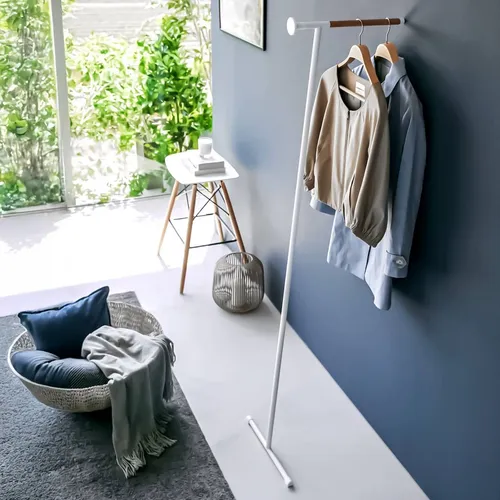 Yamazaki Tower Leaning Steam Ironing Coat Rack - Kleiderständer, platzsparend und stilvoll, mit rutschfester Silikonspitze für sicheren Halt und eleganten Holzelementen – ideal für jeden Raum.