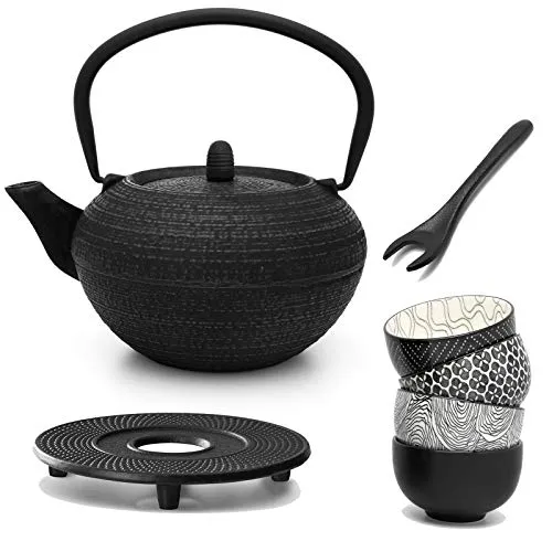 Bredemeijer schwarze runde gusseiserne Asia Teekanne 1.2 Liter & mit Henkel & Edelstahl Tee-Filter Sieb-Einsatz für losen Tee & 4 Porzellan Teebecher gusseisernem Untersetzer & Deckelheber