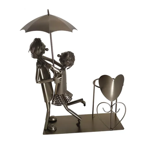 Liebespaar im Tanz Flaschenhalter aus Metall - Eleganter Flaschenhalter aus Metall im Design eines tanzenden Liebespaares, ideal für romantische Anlässe und als stilvolles Wohnaccessoire.